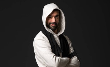 Spor adam koyu arka plan üzerinde