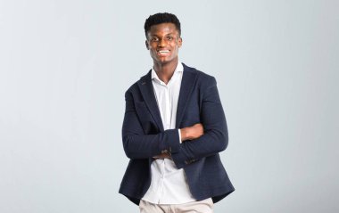 Afro-Amerikan yakışıklı bir ceket silah tutmak izole gri arka plan üzerinde çarpı işareti