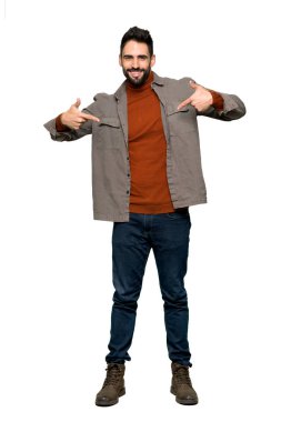 Tam uzunlukta atış sakallı kibirli ve kendini beğenmiş yakışıklı adamın kendini izole beyaz zemin üzerine kavram seviyorum