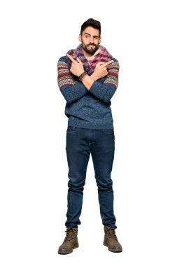 Bir hippi adam izole beyaz zemin üzerine şüpheleri laterallerin işaret eden tam uzunlukta atış