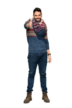 İyi bir anlaşma izole beyaz arka plan üzerinde kapatmak için el sıkışan hippi adamın tam uzunlukta atış