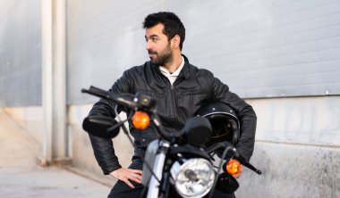 genç adam bir motosiklet üzerinde