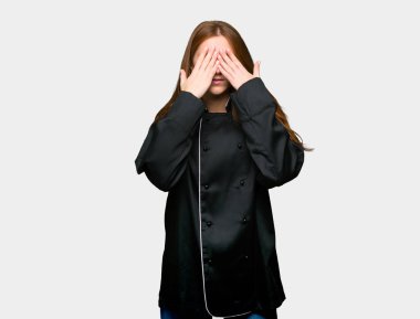 Genç redhead Şef yorgun ve hasta ifade izole gri arka plan üzerinde kadınla