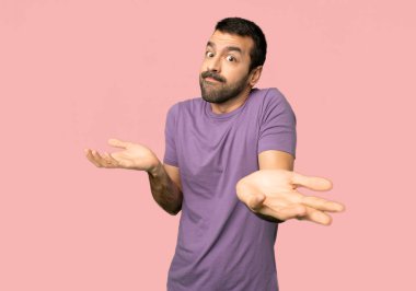 Yakışıklı adam omuz izole pembe arka plan kaldırma sırasında önemli jest yapma