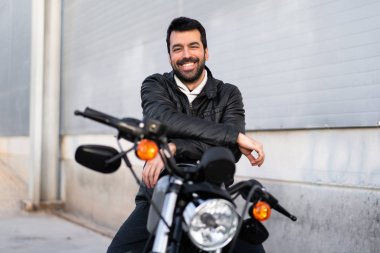 genç adam bir motosiklet üzerinde