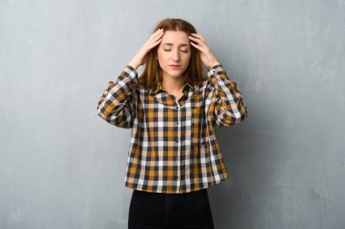 Grunge duvar mutsuz ve bir şey ile sinirli genç Kızıl saçlı kız