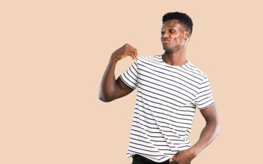 Çizgili gömlekli kibirli ve kendini beğenmiş ile koyu tenli adam kendini izole koyu sarı zemin üzerine kavram seviyorum