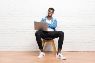 Afro Amerikalı adam geçti silah tutmak onun laptop ile çalışma