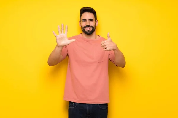 Hombre Guapo Sobre Pared Amarilla Contando Seis Con Los Dedos — Foto de Stock