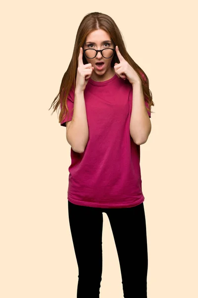 Genç Kızıl Saçlı Kız Gözlüklü Sürpriz Izole Sarı Zemin Üzerine — Stok fotoğraf