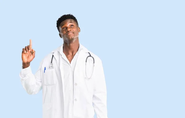 Medico Afroamericano Piedi Pensando Idea Che Punta Dito Uno Sfondo — Foto Stock