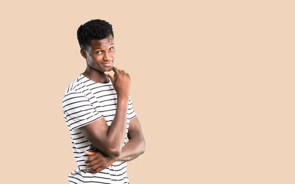 Hombre Piel Oscura Con Camisa Rayas Sonriendo Mucho Mientras Pone —  Fotos de Stock