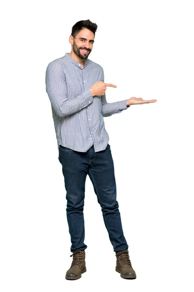 孤立した白い背景に広告を挿入する Copyspace を保持するには 想像上の手のひらのシャツとエレガントな男のフルレングスのショット — ストック写真