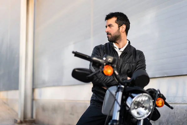 Genç Adam Bir Motosiklet Üzerinde — Stok fotoğraf