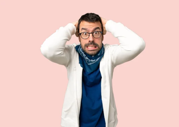 Hombre Guapo Con Gafas Toma Las Manos Cabeza Porque Tiene — Foto de Stock