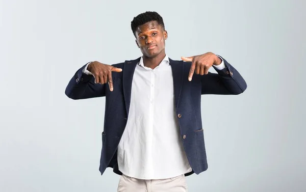 Stilig Afroamerikanska Man Bär Jacka Som Pekar Nedåt Med Fingrar — Stockfoto