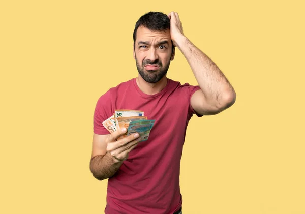 Hombre Tomando Montón Dinero Con Una Expresión Frustración Entender Fondo — Foto de Stock