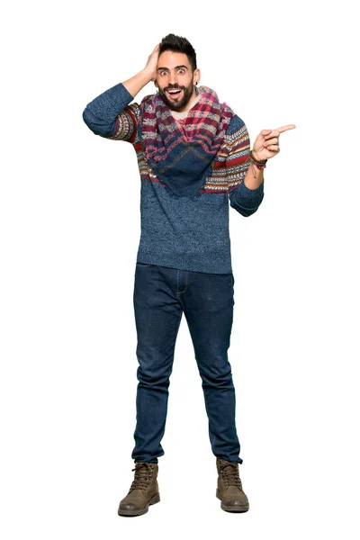 ヒッピー男側に指を指していると分離の白い背景の上に製品を提示のフルレングスのショット — ストック写真
