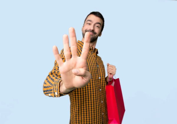 Hombre Con Bolsas Compras Feliz Contando Cuatro Con Los Dedos —  Fotos de Stock