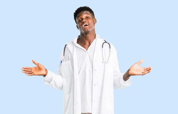 African American Läkare Med Förvåning Och Chockade Ansiktsuttryck Mun Öppna — Stockfoto