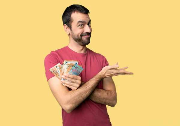 Hombre Tomando Montón Dinero Presentando Una Idea Mientras Mira Sonriendo —  Fotos de Stock