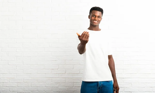 Sötét Bőrű Ember Bemutató Hívogató Jönni Kézzel Boldog Hogy Jöttél — Stock Fotó