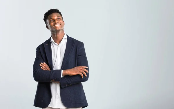 Bonito Homem Afro Americano Vestindo Suporte Jaqueta Olhando Para Cima — Fotografia de Stock