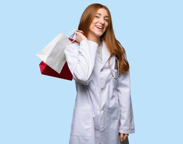 Rossa Medico Donna Possesso Sacco Shopping Bags Isolato Sfondo Blu — Foto Stock