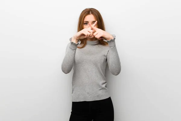 Rothaarige Mädchen Über Weiße Wand Zeigt Ein Zeichen Des Schweigens — Stockfoto