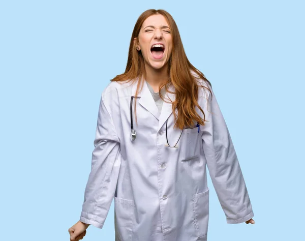 Kızıl Saçlı Doktor Kadın Üzerinde Izole Mavi Arka Plan Açık — Stok fotoğraf