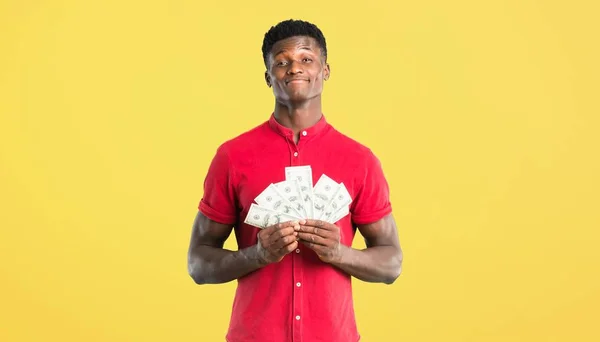 Νεαρός Αφρικανική Αμερικανική Άνθρωπος Που Παίρνει Πολλά Χρήματα Κίτρινο Φόντο — Φωτογραφία Αρχείου