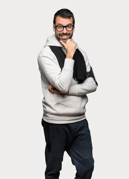 Hombre Deportivo Con Gafas Sonriendo Sobre Fondo Gris Aislado —  Fotos de Stock