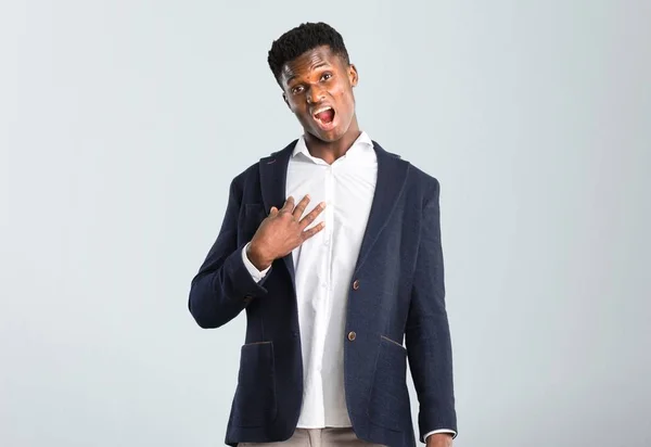 Tampan Afrika Amerika Pria Mengenakan Jaket Terkejut Dan Terkejut Saat — Stok Foto