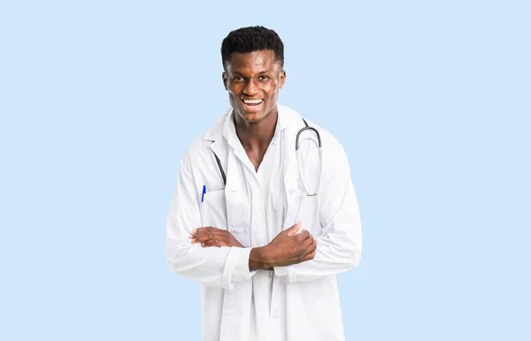 Afro Amerikai Orvos Megtartva Karokat Keresztbe Miközben Mosolyogva Elszigetelt Kék — Stock Fotó