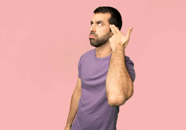 ハンサムな男の自殺ジェスチャーを作る問題で分離されたピンクの背景 — ストック写真