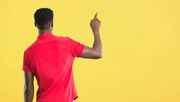 Jeune Homme Afro Américain Pointant Vers Arrière Avec Index Sur — Photo