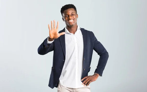 Bonito Homem Afro Americano Vestindo Casaco Contando Cinco Com Dedos — Fotografia de Stock