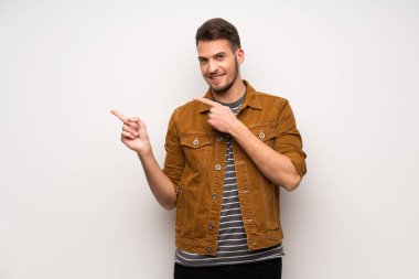 Beyaz duvar işaret parmağı yanında yakışıklı adam