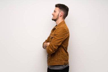 Beyaz duvar lateral pozisyonda yakışıklı adam