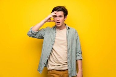 Genç adam sarı duvarın üzerinden bir şeyin farkına vardım ve çözüm isteyen vardır