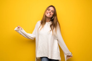 Mutlu genç ve güzel sarışın kadın