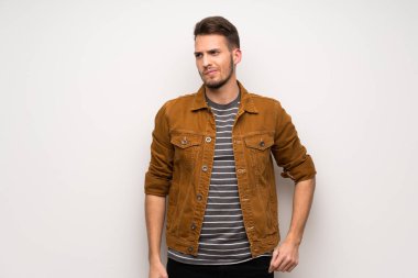 Beyaz duvar karıştırmayın yüz ifadesi ısırıkları dudak süre ile yakışıklı adam