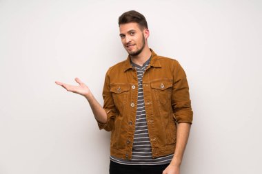 Beyaz duvar görünümlü doğru gülümseyen iken bir fikir sunmak yakışıklı adam