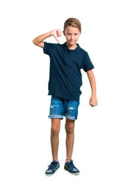 Küçük çocuk başparmak işareti negatif ifade ile aşağı beyaz arka plan üzerinde gösterilen tam vücut