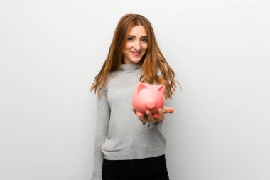 Beyaz duvar bir servet tutan Kızıl saçlı kız