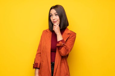 Bir fikir ararken süre düşünme montlu genç kadın