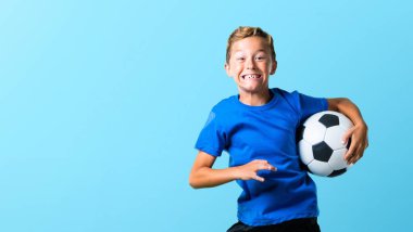 Futbol oynamak ve atlama çocuk