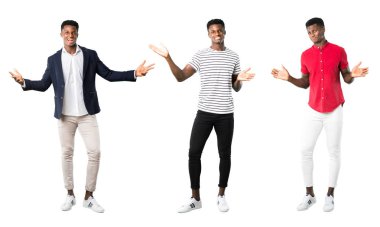 Tatlı bir ifadeyle gülümseyen adam kümesi koyu derili