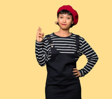 Bere sarı arka plan üzerinde en iyi dilek ve geçiş parmakları olan kadın