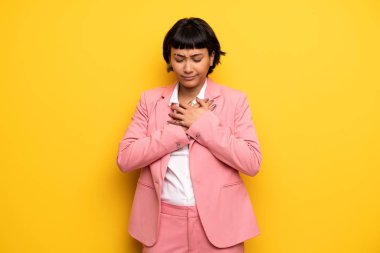 Kalbinden ağrınız pembe takım elbise ile modern kadın